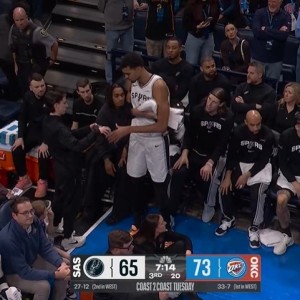 网页版登录-本场第二次！SGA突破动作过大吃进攻犯规 文班倒地捂膝盖下场休息